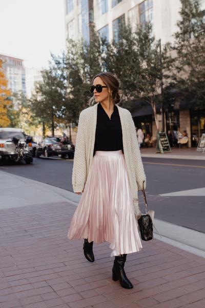 4. Fall Outfits Skirts Boots with Pleated Midi and Chunky Cardigan