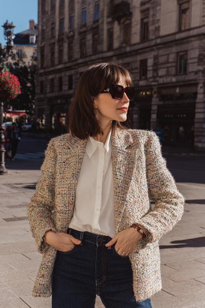 15. Tenue Chic Femme with tweed jacket and straight dark denim