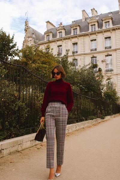 16. Tendances Mode Automne with burgundy sweater and plaid trousers