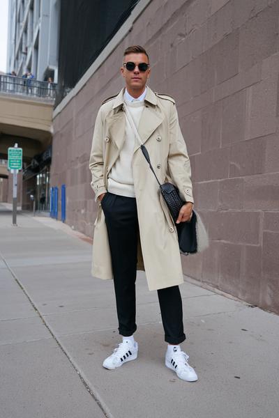 18. Looks Adidas with trench coat, sweater vest, and slim sneakers