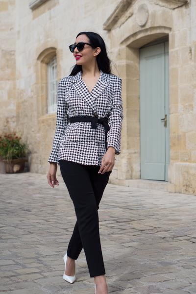 25. Tenue Chic Femme with wrap blazer and monochrome heels
