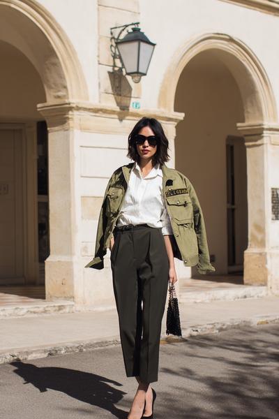 26. Tendances Mode Automne with olive utility jacket and tailored pants