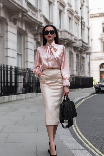 5. Tenue Chic Femme look with satin blouse and pencil midi skirt