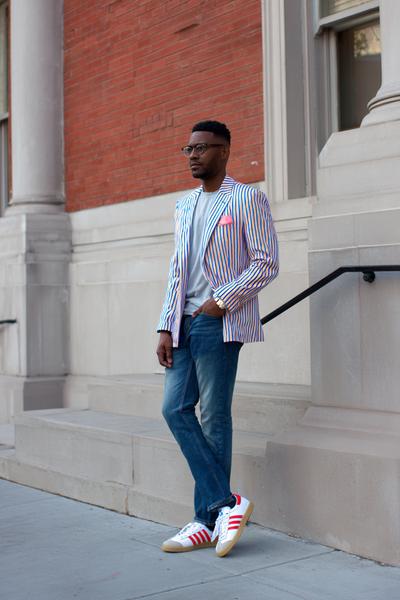 8. Looks Adidas twist with blazer, straight jeans, and Samba-style shoes