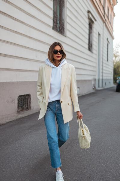12. Casual Outfits 2026: Oversized Blazer with Hoodie and Denim
