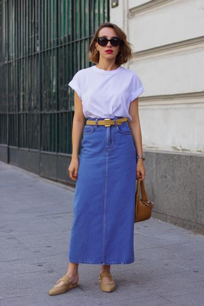 14. Casual Outfits 2026: Vintage Tee with Long Denim Skirt and Belt