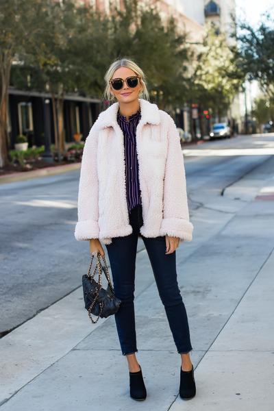 15. Cute Outfits 2026 with Sherpa Jacket and Dark Denim