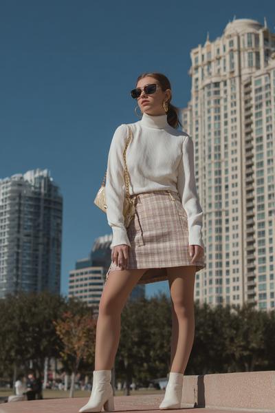 20. Cute Outfits 2026 with Turtleneck and Mini Skirt Suiting