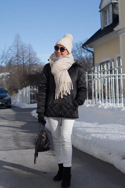 21. Cute Outfits 2026 with Quilted Jacket and Knit Scarf