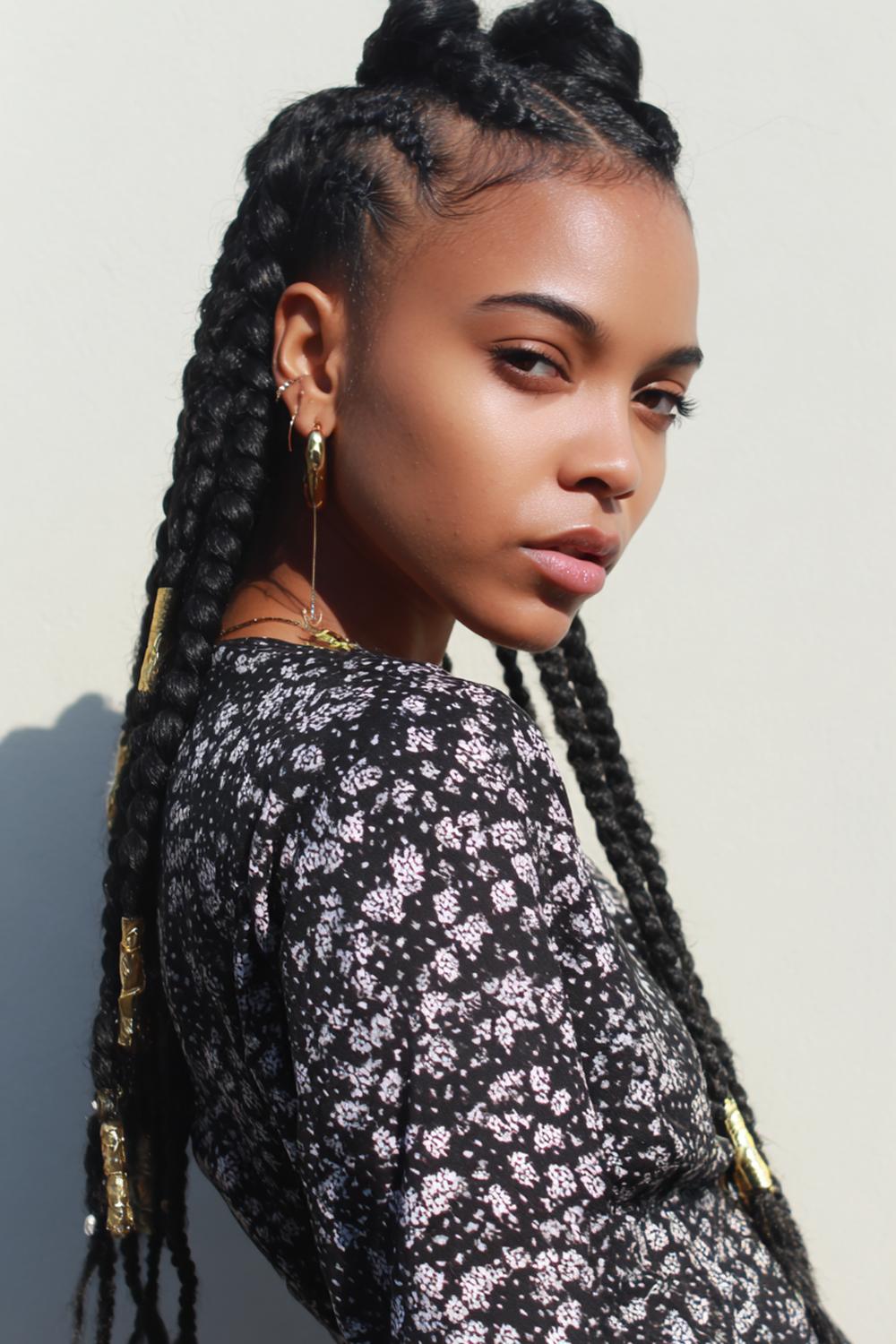 19. Knotless Braids Hairstyles with Curved Part Hair Braid Designs