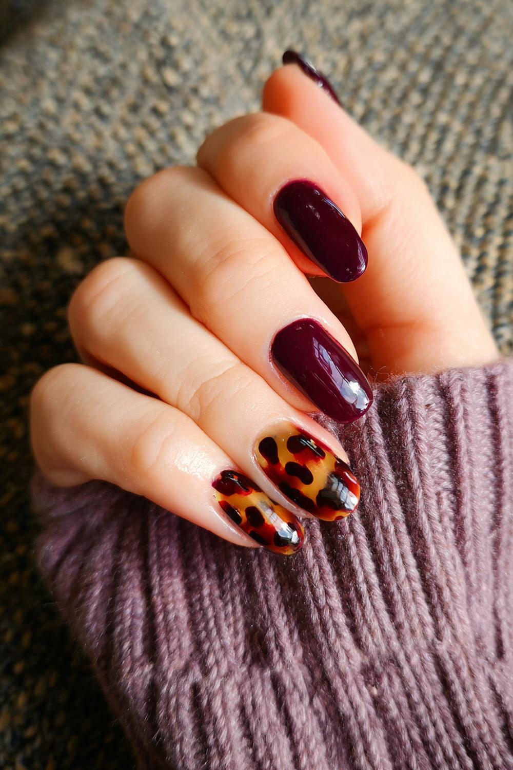 19. Maroon Nails Tortoiseshell Mix with Wine Solid Nails