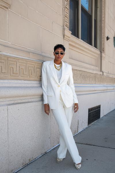 18. Old money outfits 2026 with a monochrome all-white suit and gold jewelry