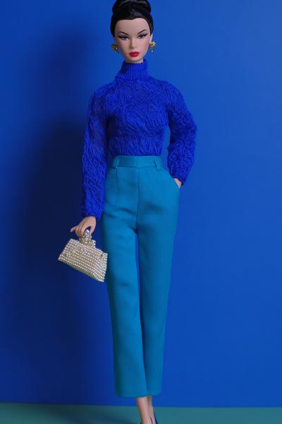 22. Old money outfits 2026 with a fine merino knit and high-waist cigarette pants