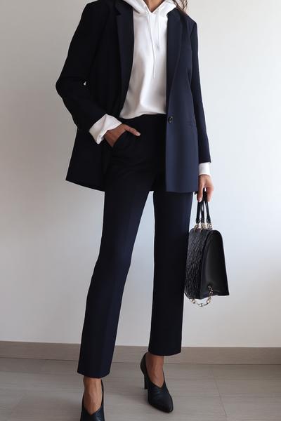 14. Outfits Aesthetic 2026: Blazer-and-Hoodie Outfit for Polished Comfort