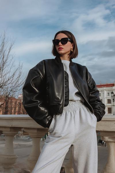 16. Outfits Aesthetic 2026: Leather Bomber Outfit with Gray Sweat Set