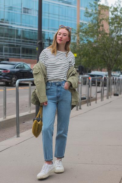 21. Outfits Aesthetic 2026: Micro-Stripe Tee Outfit with Utility Jacket and Denim