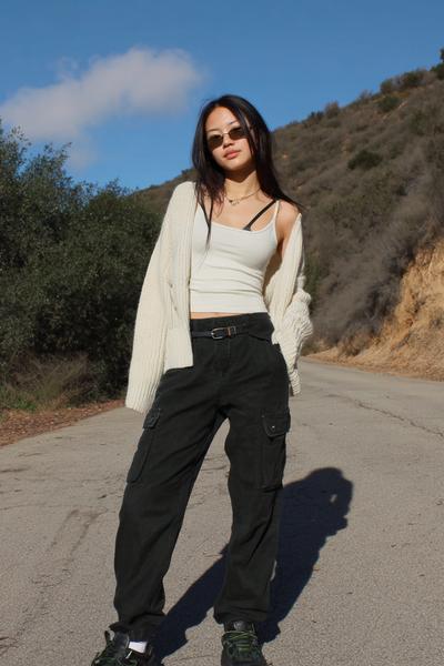 8. Outfits Aesthetic 2026: Cardigan Brandy Melville with Rib Tank and Cargo Pants