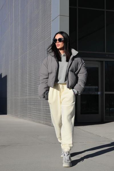 12. School outfit 2026: Puffer jacket and matching sweats in tonal gray