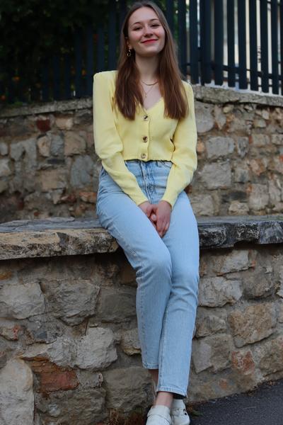 13. School outfit 2026: Cardigan buttoned as a top with high-rise jeans