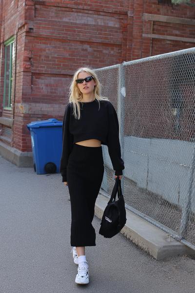 19. School outfit 2026: Ribbed maxi skirt and cropped sweatshirt balance