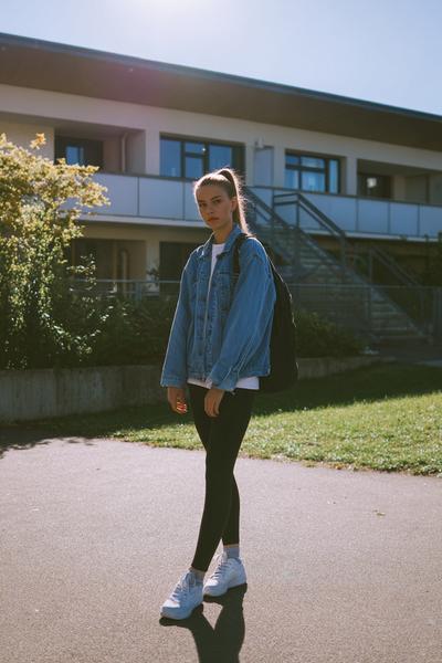 22. School outfit 2026: Clean Girl Streetwear outfit with denim jacket and leggings