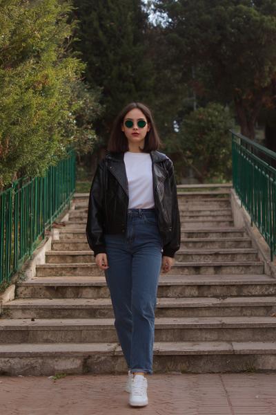 24. School outfit 2026: Leather-look jacket and straight jeans with simple tee