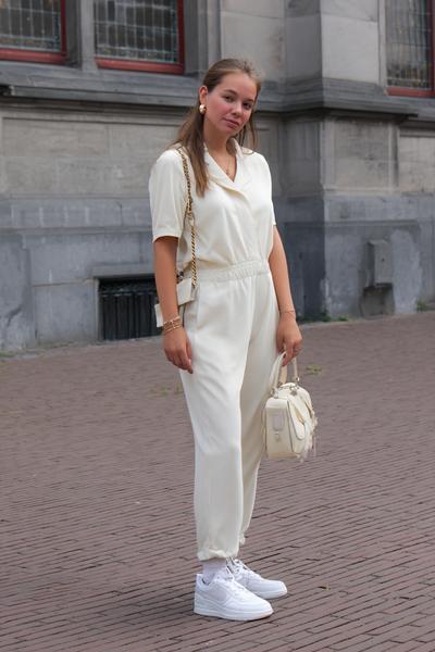 29. School outfit 2026: Minimalist jumpsuit with sneakers and structured bag