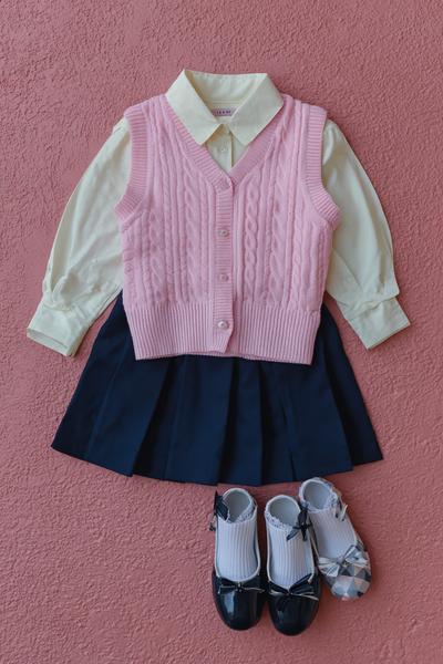 3. School outfit 2026: Knit vest set with Oxford shirt and Mary Janes