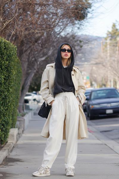 4. School outfit 2026: Clean Girl Streetwear outfit with hoodie under trench