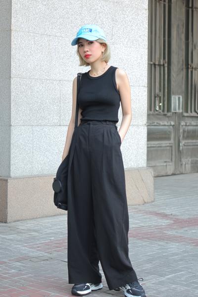 6. School outfit 2026: Wide-leg trousers and ribbed tank with sporty cap