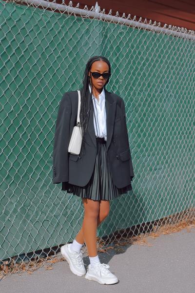 10. Skirt outfits 2026 with pleated tennis skirt and oversized blazer