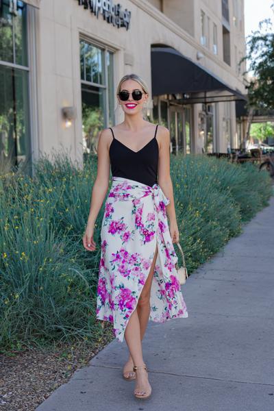 22. Skirt outfits 2026 with floral wrap skirt and minimal tank straps