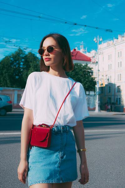 4. Cute Outfits Denim Skirt with baby tee and cherry-red shoulder bag
