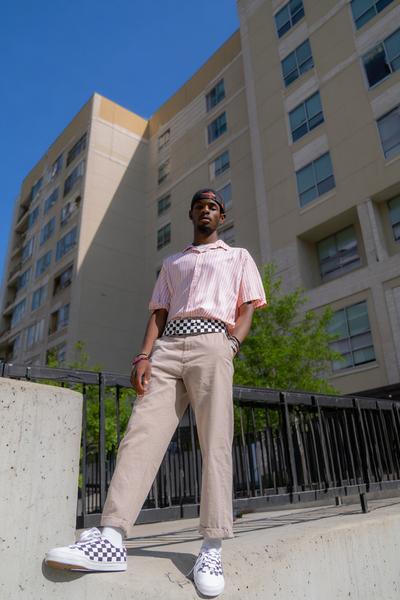29. Skate Shoe and Checkered Belt Street Style Outfits Men Y2K Outfit